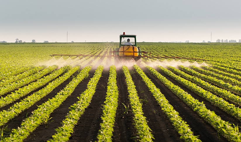 Cliquer sur la photo pour l'agrandir Tracteur pulvérisant des pesticides sur le champ de soja avec pulvérisateur au printemps